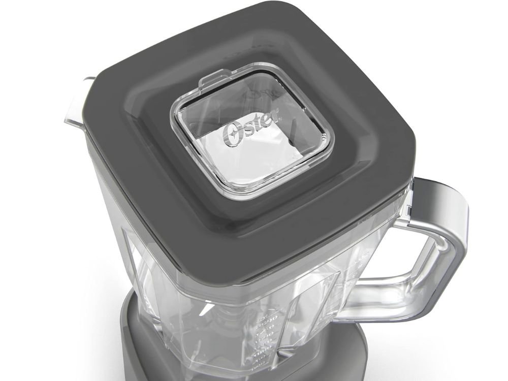 Liquidificador Oster 1100 Full 3,2L na cor cinza, com design moderno e jarra grande de alta capacidade, ideal para preparar sucos, vitaminas, sopas e receitas variadas, destacando sua potência de 1100W, controle de velocidades e uso prático no dia a dia da cozinha.