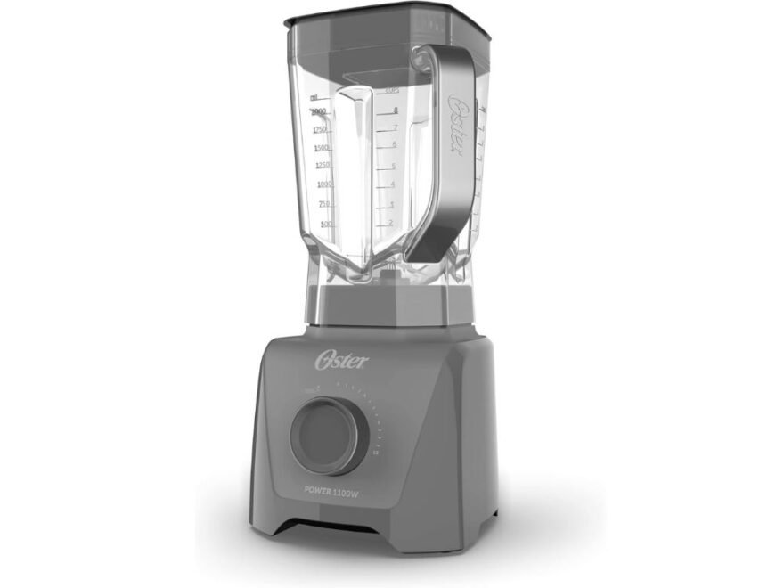 Liquidificador Oster 1100 Full 3,2L na cor cinza, com design moderno e jarra grande de alta capacidade, ideal para preparar sucos, vitaminas, sopas e receitas variadas, destacando sua potência de 1100W, controle de velocidades e uso prático no dia a dia da cozinha.