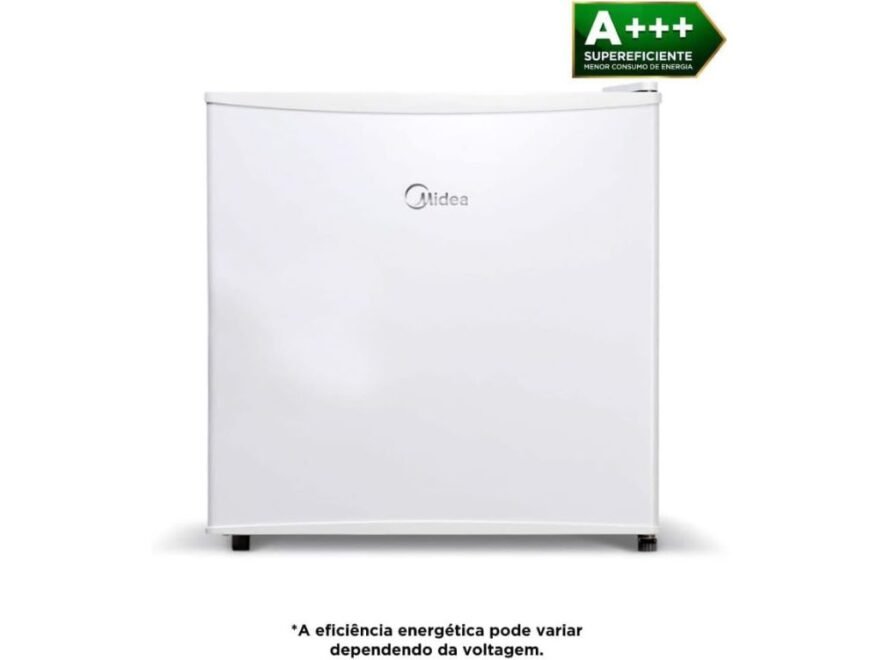 Frigobar Midea 45L Branco 127V em ambiente decorado, com a porta entreaberta mostrando prateleiras organizadas com bebidas, destacando o design compacto e o selo de eficiência energética Procel A.