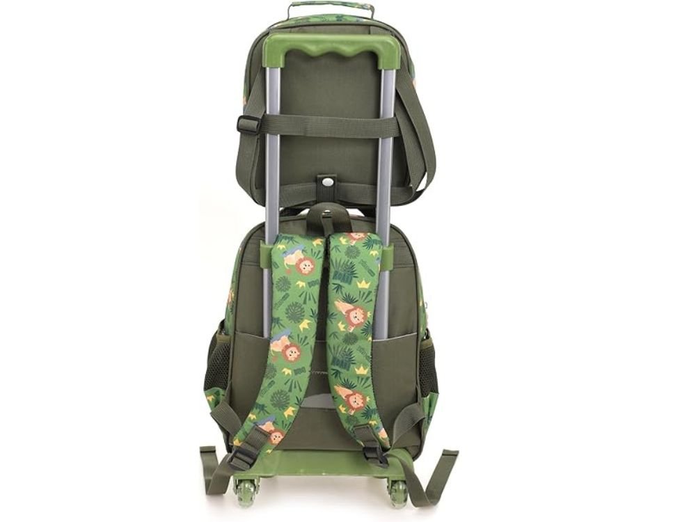 A Mochila Infantil Escolar 3D Leão com lancheira térmica é indicada para crianças em idade pré-escolar e início do ensino fundamental. Ela oferece conforto com alças ajustáveis, compartimento para materiais escolares, bolso para garrafa e lancheira térmica integrada, sendo ideal para uso diário com leveza, praticidade e design infantil atrativo.