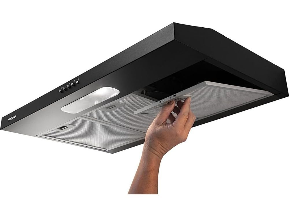 SUGGAR DEPURADOR DE AR SLIM 80CM em uso no dia a dia, proporcionando ambiente mais limpo, livre de odores e gordura, com baixo ruído e fácil instalação sob armário.