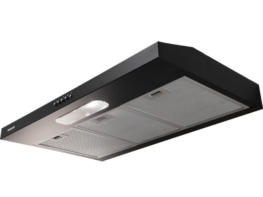 SUGGAR DEPURADOR DE AR SLIM 80CM instalado em cozinha moderna, com design slim, acabamento preto elegante e funcionamento eficiente para eliminar odores, fumaça e gordura durante o preparo dos alimentos.