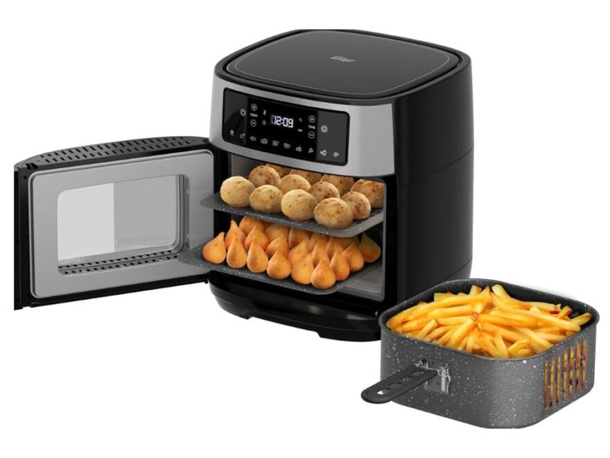 WAP Fritadeira Elétrica Air Fryer OVEN Digital 12 Litros em destaque sobre bancada de cozinha moderna, com porta de vidro transparente, painel digital iluminado, interior amplo com grelhas e alimentos dourados sendo preparados, evidenciando o design sofisticado, a alta capacidade e a versatilidade do preparo sem óleo.