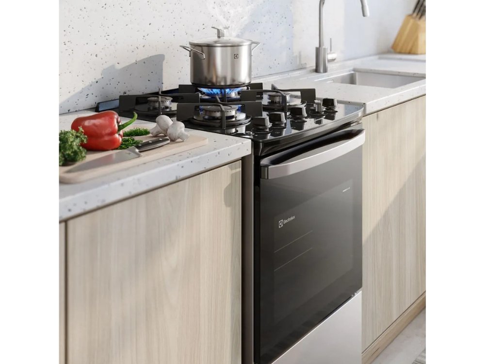 Fogão 4 Bocas Electrolux Cinza Mesa Vidro FE4G com porta do forno espelhada em uma cozinha moderna.