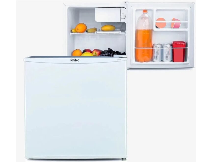 Frigobar Philco Pfg50b 47 Litros Branco com a porta aberta mostrando bebidas e compartimento extra frio.
