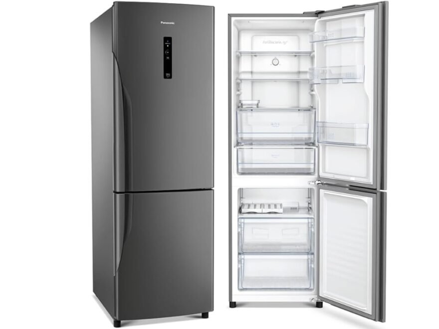 Geladeira Panasonic BB41 Titânio 397L em uma cozinha moderna mostrando o design inverso.