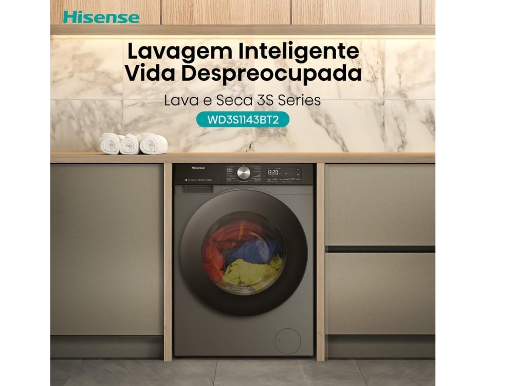Hisense Lava e Seca 11kg cor Titanium em lavanderia moderna com painel touch aceso.