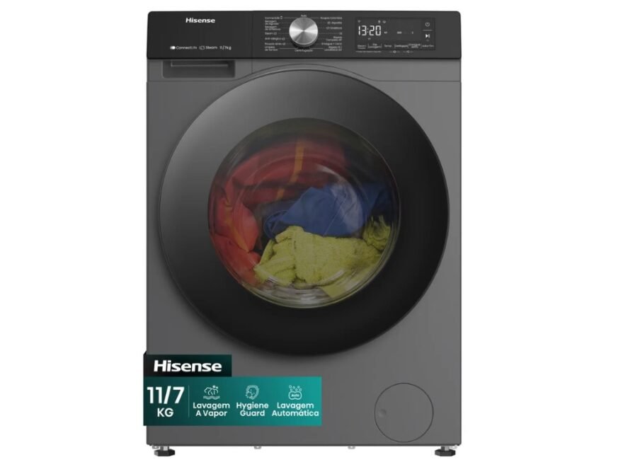 Hisense Lava e Seca 11kg cor Titanium em lavanderia moderna com painel touch aceso.