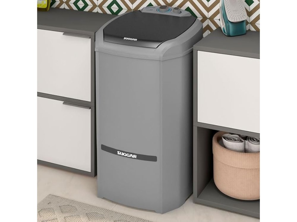 Lavadora de Roupas Suggar Eco 20kg cor prata em ambiente de lavanderia.