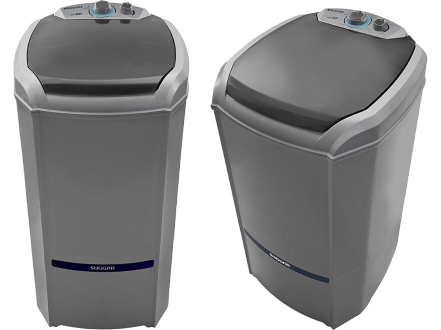 Lavadora de Roupas Suggar Eco 20kg cor prata em ambiente de lavanderia, mostrando o painel superior e a tampa aberta.
