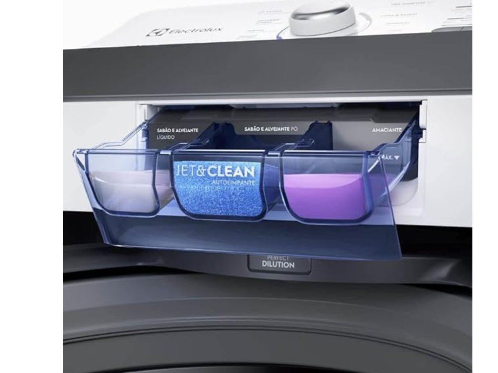 Máquina de Lavar Electrolux 15kg Branca Essential Care LED15 com os compartimentos abertos.