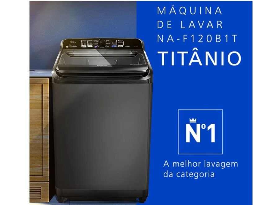 Máquina de Lavar Panasonic 12kg cor titânio em ambiente de lavanderia moderno, destacando o painel digital e o cesto sem agitar.