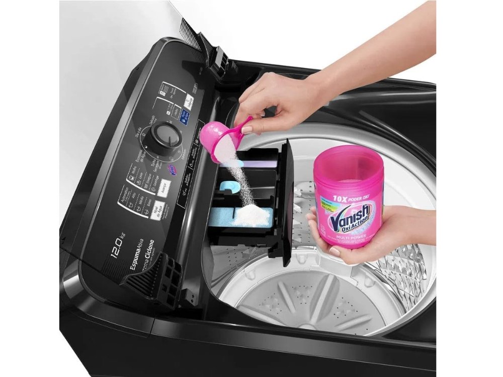 Máquina de Lavar Panasonic 12kg cor titânio em ambiente de lavanderia moderno, destacando o painel digital e o cesto sem agitar, colocando sabão em pó.