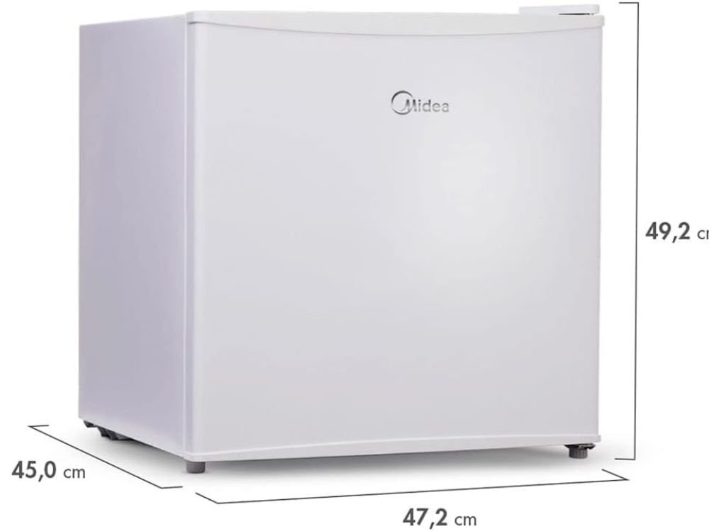 Midea Frigobar 45L Branco 127V em ambiente decorado, com a porta entreaberta mostrando prateleiras organizadas com bebidas, destacando o design compacto e o selo de eficiência energética Procel A.