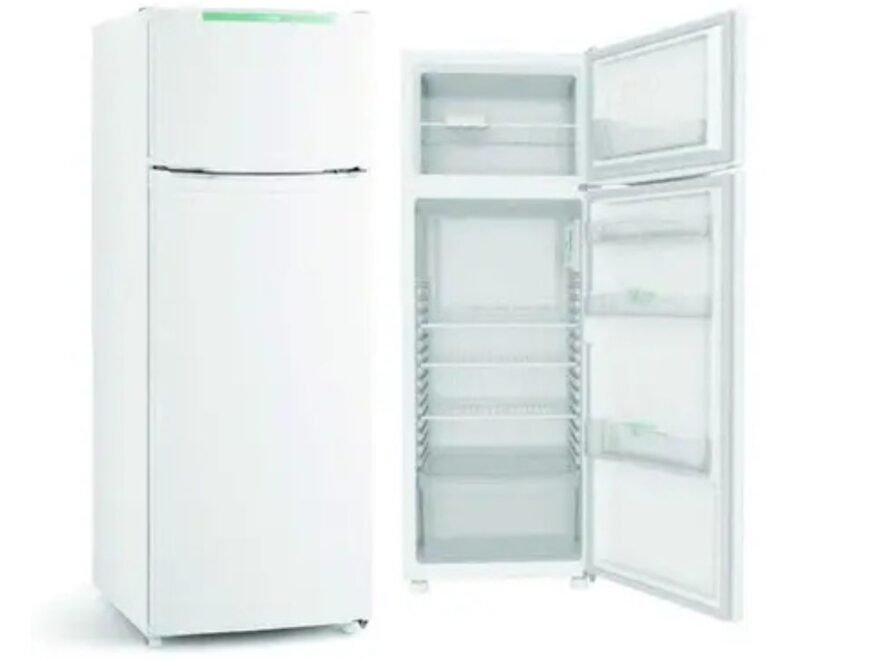 Geladeira Consul Duplex 334 Litros Branco CRD37 fechado em cozinha moderna, destacando as duas portas e o selo de eficiência energética Procel A