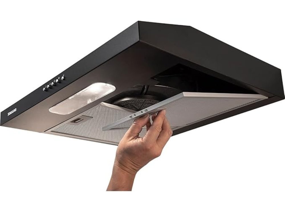 Suggar Depurador de Ar Slim 60cm preto instalado sobre fogão 4 bocas em cozinha moderna.