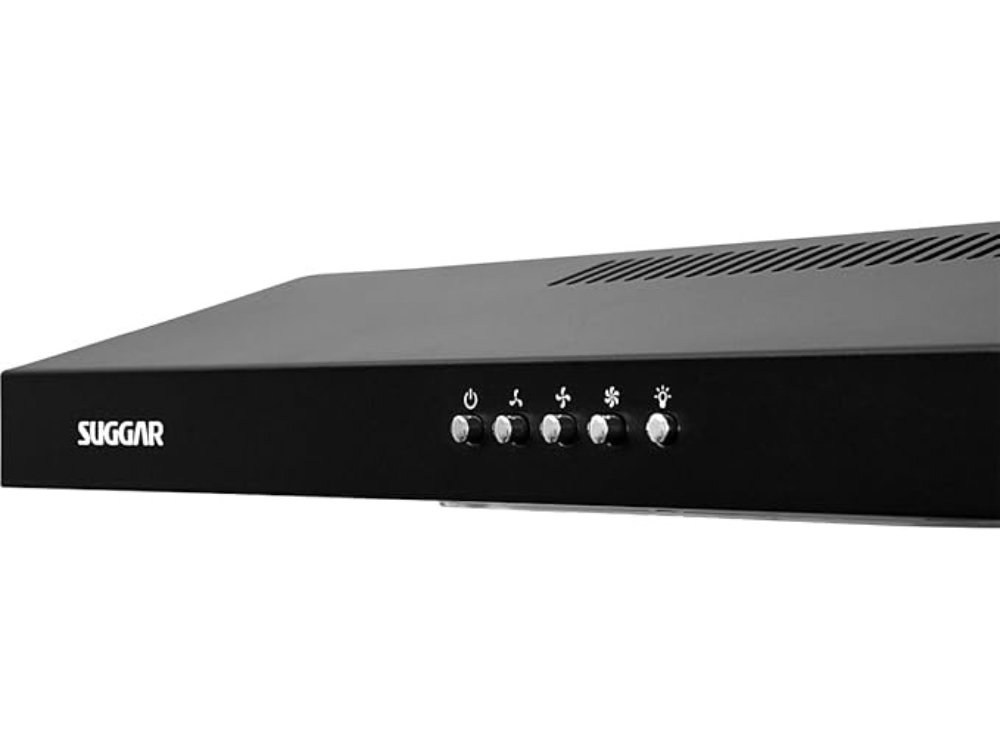 Suggar Depurador de Ar Slim 60cm preto instalado sobre fogão 4 bocas em cozinha moderna.