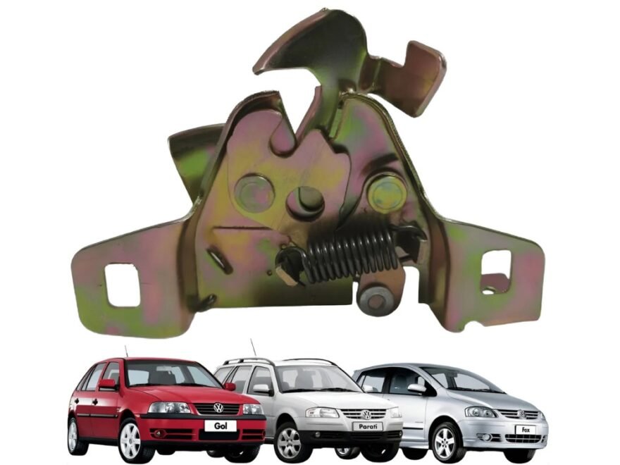 Fechadura Inferior Capo Gol Parati Saveiro metálico nova, posicionada sobre os modelos de carros, mostrando a mola de retenção e a trava de segurança.