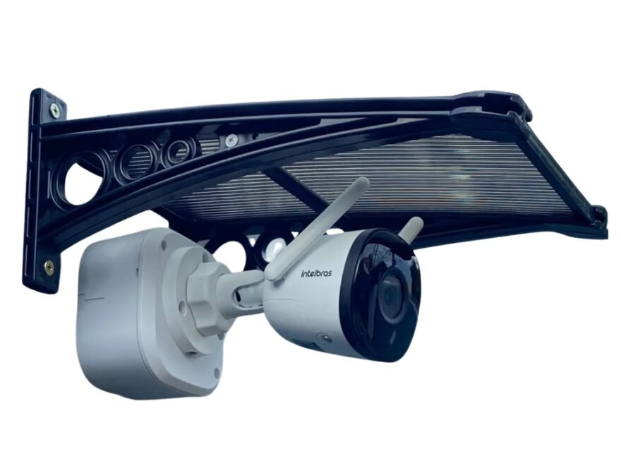 Protetor Abrigo Câmera Segurança 30x20 Megatools instalado, protegendo uma câmera de monitoramento contra chuva e raios de sol